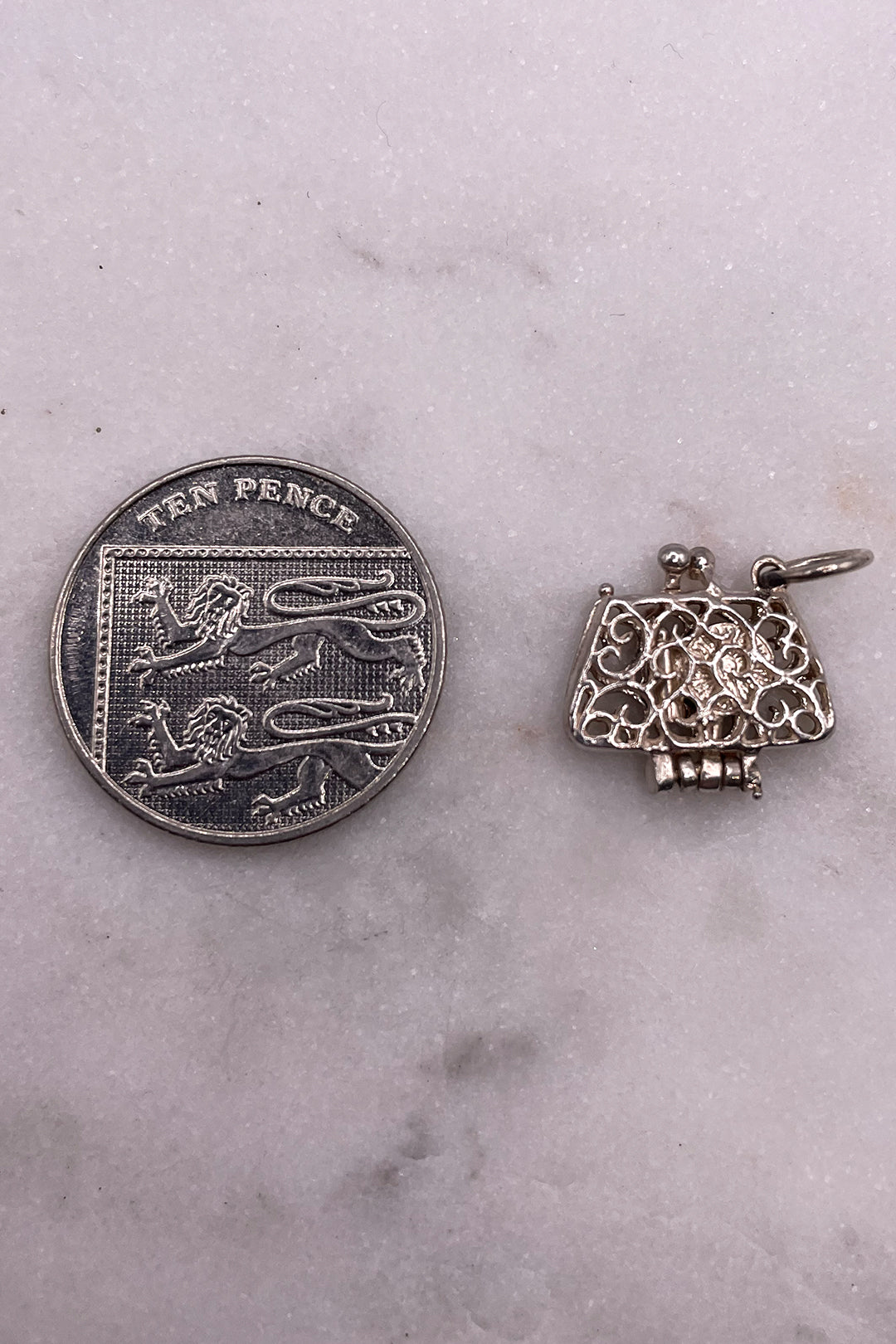 The Opening Clutch Bag of Beauty Vintage Charm (925 Sterling Silver, made circa 1950 - 1970)