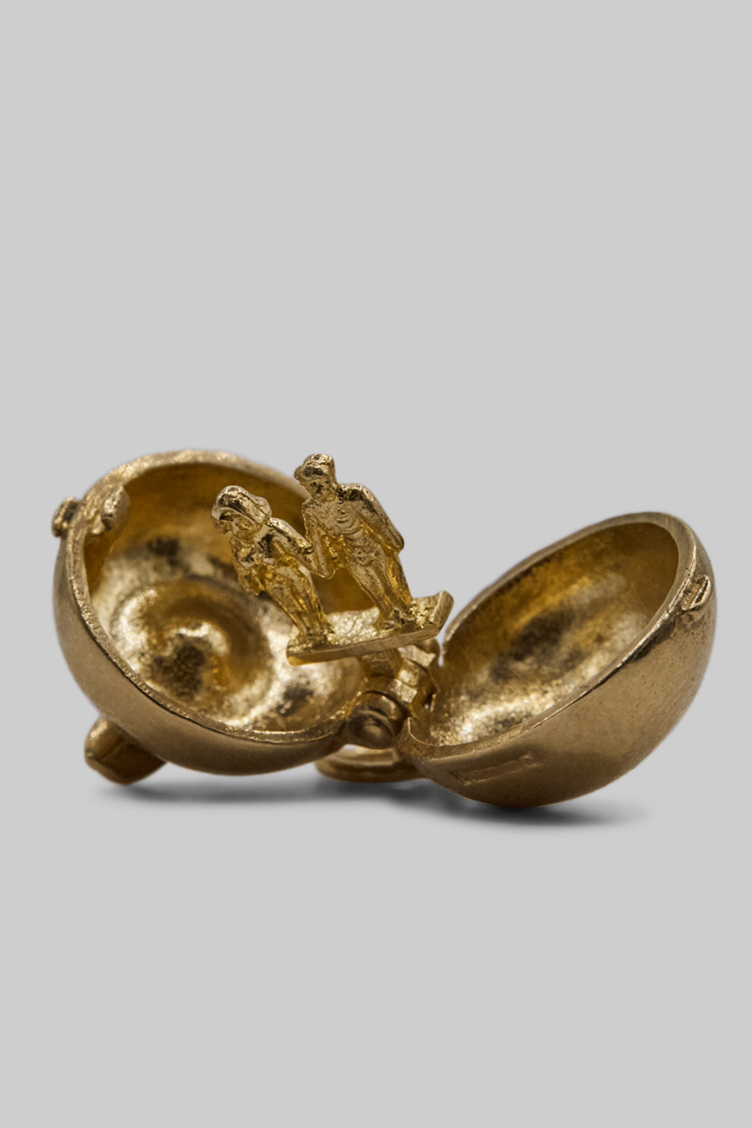 The Forbidden Fruit Opening Apple Vintage Charm (375 9ct gold, made in 1961)