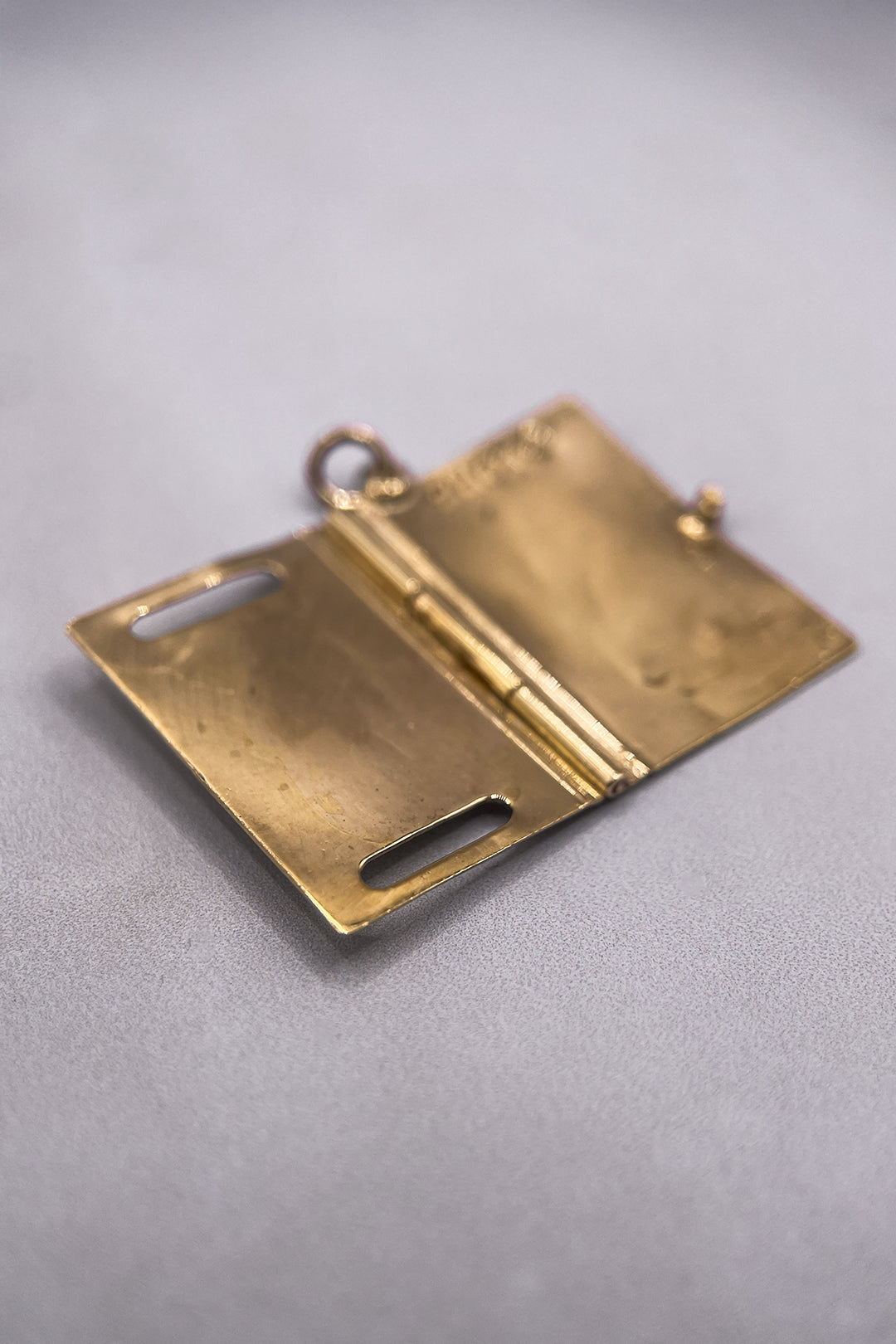 The Globetrotters Passport to Adventure Opening Locket Vintage Charm (375 9ct gold, made in 1980)