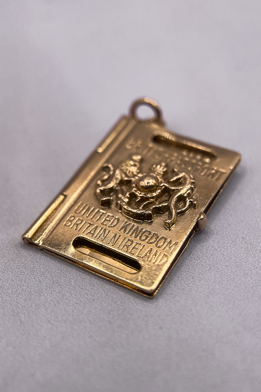 The Globetrotters Passport to Adventure Opening Locket Vintage Charm (375 9ct gold, made in 1980)