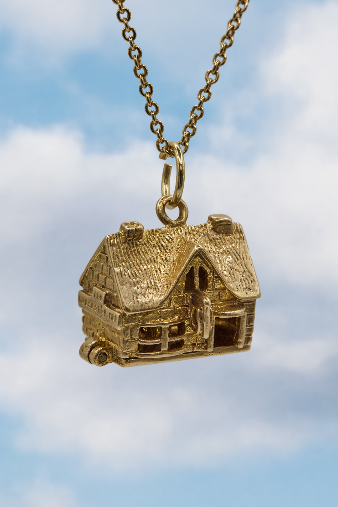 The Old British 'Horseshoe Inn' Pub Opening Vintage Charm (375 9ct gold, made by Nuvo in 1961)