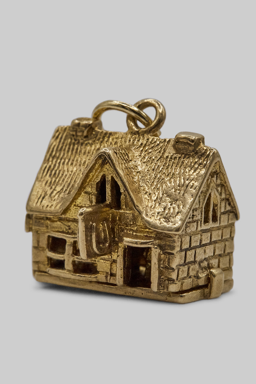 The Old British 'Horseshoe Inn' Pub Opening Vintage Charm (375 9ct gold, made by Nuvo in 1961)