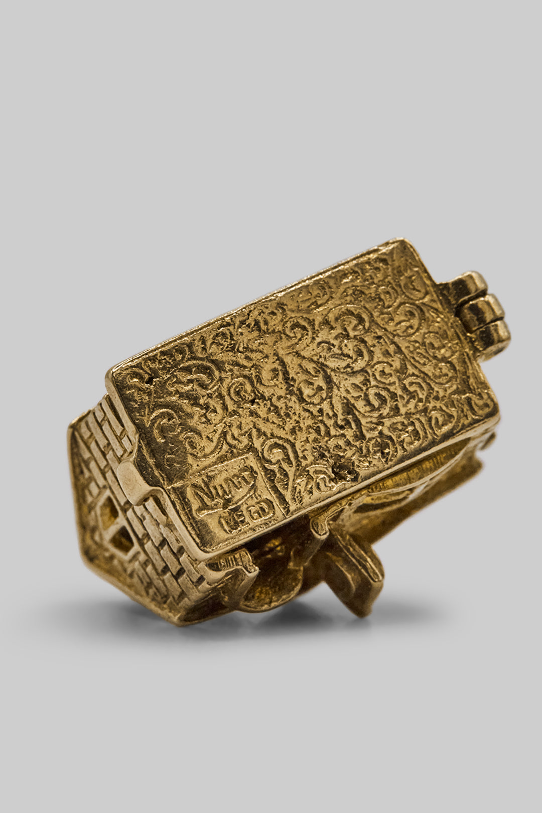 The Old British 'Horseshoe Inn' Pub Opening Vintage Charm (375 9ct gold, made by Nuvo in 1961)