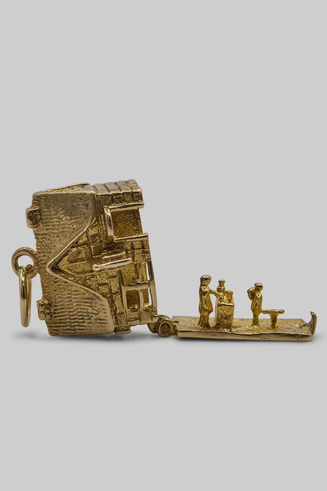 The Old British 'Horseshoe Inn' Pub Opening Vintage Charm (375 9ct gold, made by Nuvo in 1961)