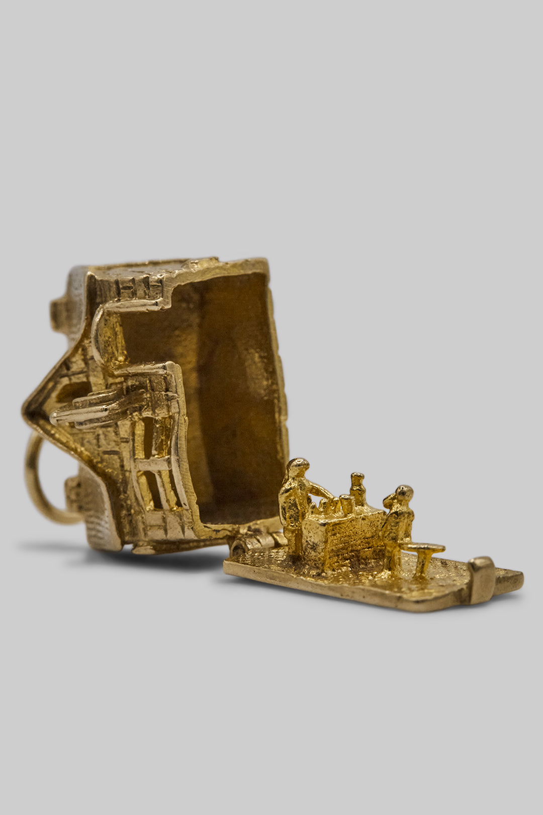 The Old British 'Horseshoe Inn' Pub Opening Vintage Charm (375 9ct gold, made by Nuvo in 1961)