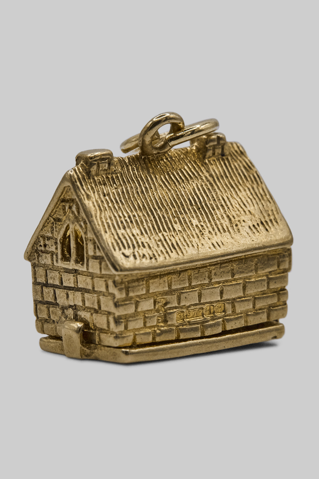 The Old British 'Horseshoe Inn' Pub Opening Vintage Charm (375 9ct gold, made by Nuvo in 1961)