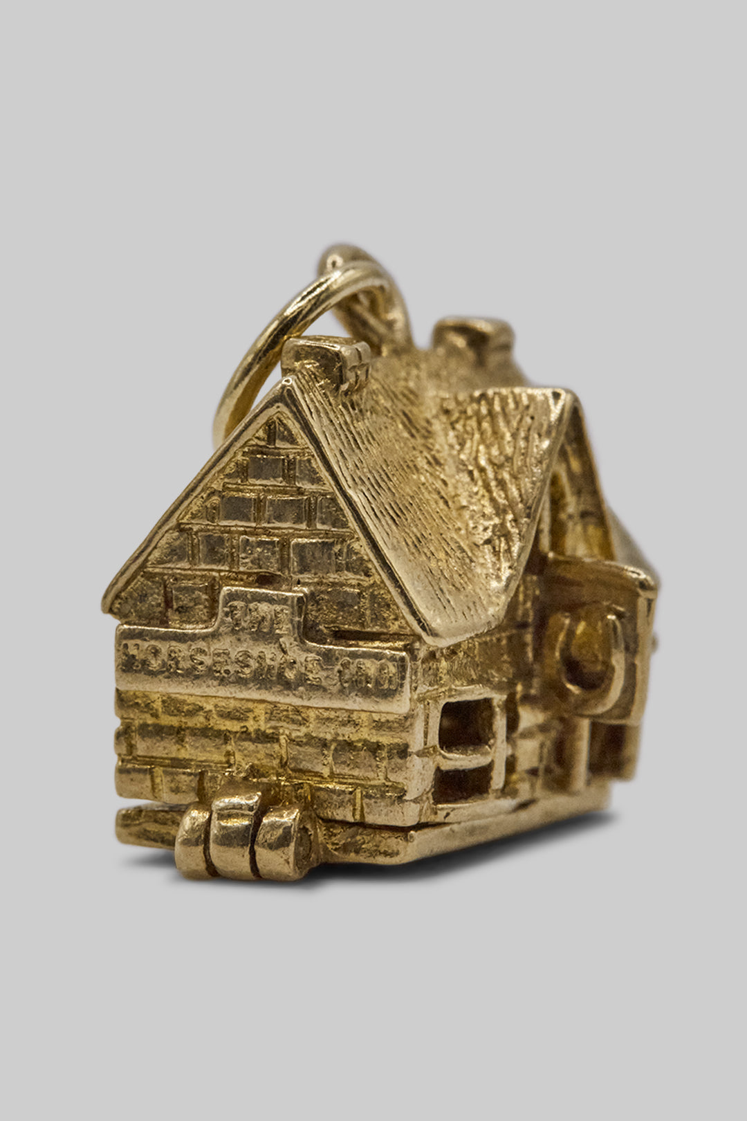 The Old British 'Horseshoe Inn' Pub Opening Vintage Charm (375 9ct gold, made by Nuvo in 1961)