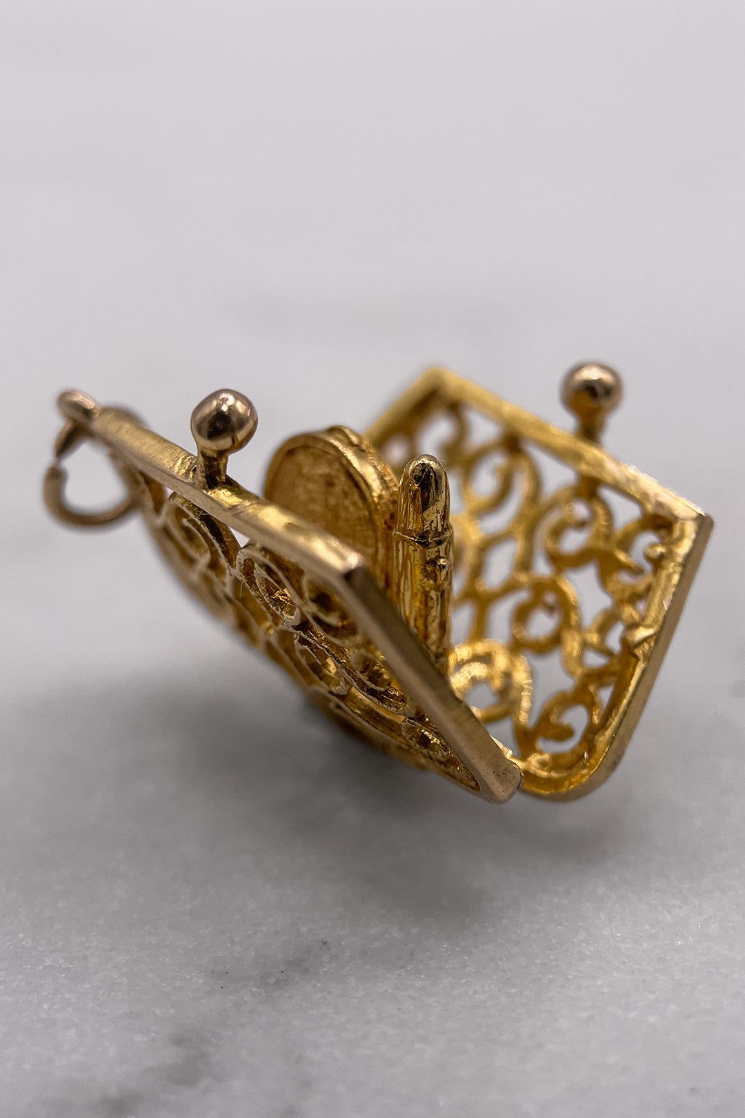 The Opening Vanity Clutch Bag Charm of Glamour Vintage Charm (375 9ct gold, made in 1968)
