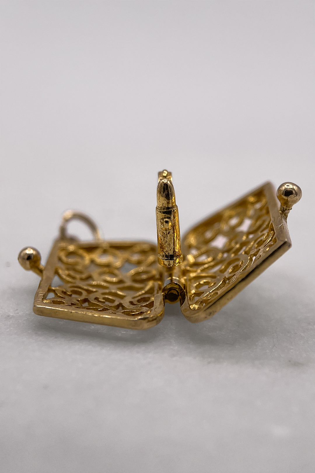 The Opening Vanity Clutch Bag Charm of Glamour Vintage Charm (375 9ct gold, made in 1968)