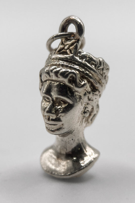 The Portrait Bust of Queen Elizabeth II Vintage Charm (925 Sterling Silver made in 1977 for the Queens Silver Jubilee)