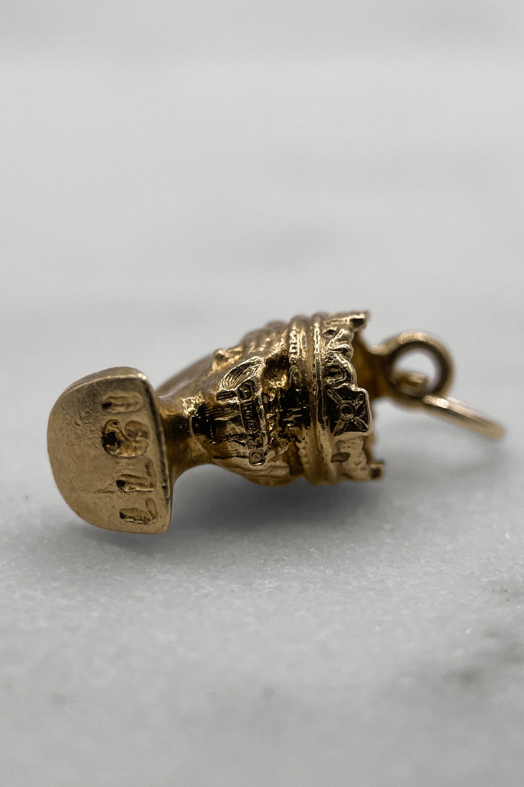 The Queen Elizabeth II Royal Portrait Vintage Charm (375 9ct gold, made in 1977)