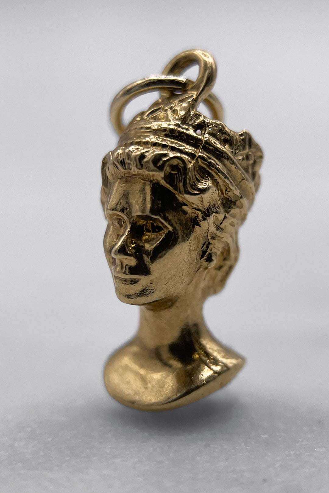 The Queen Elizabeth II Royal Portrait Vintage Charm (375 9ct gold, made in 1977)