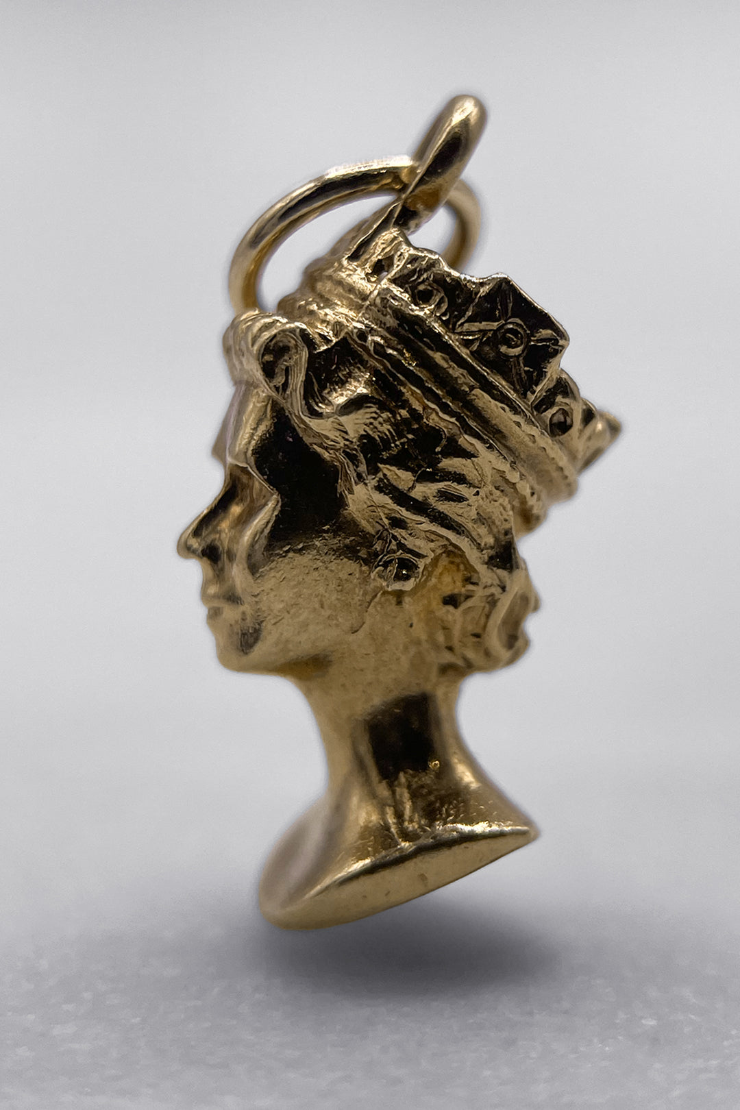 The Queen Elizabeth II Royal Portrait Vintage Charm (375 9ct gold, made in 1977)