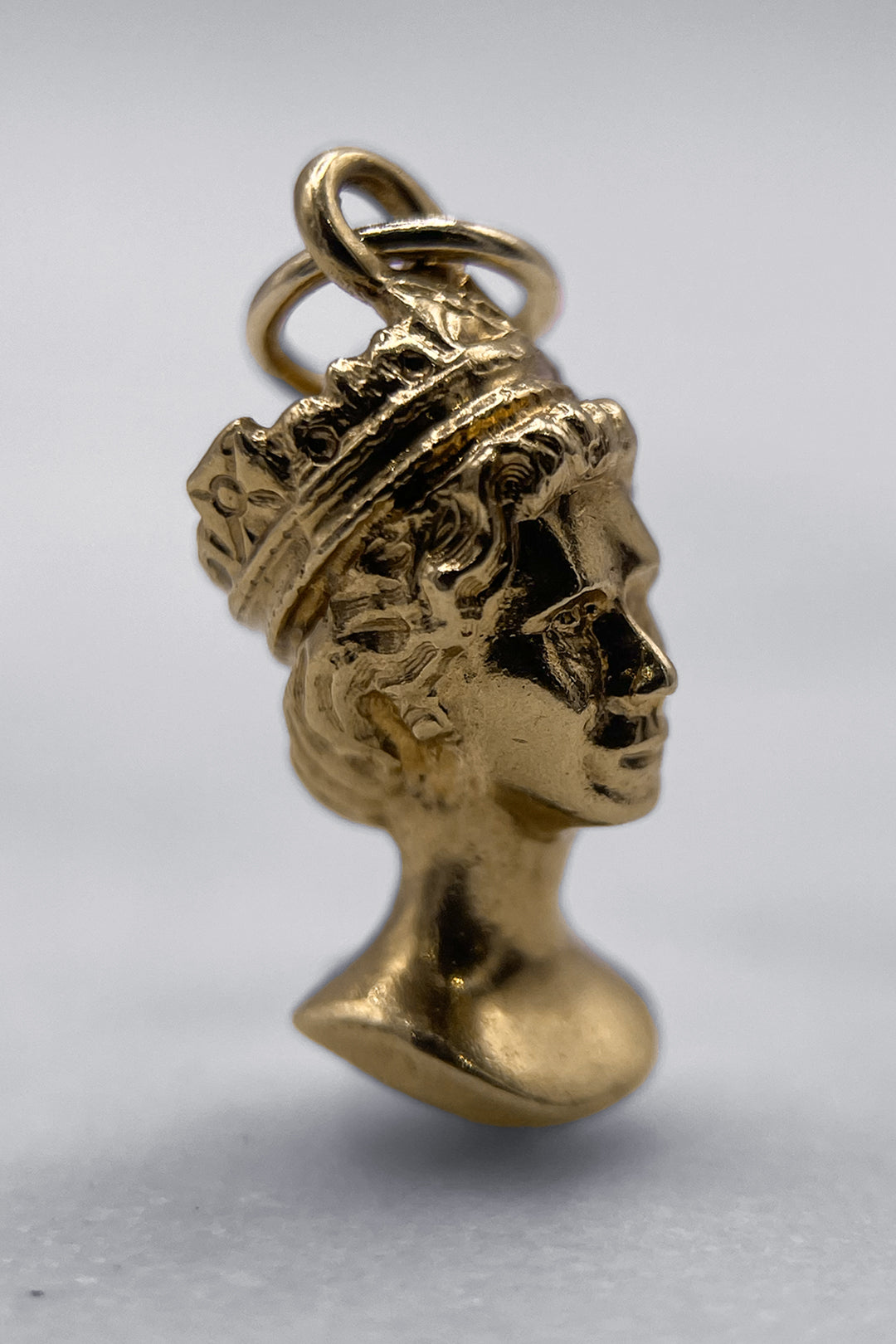 The Queen Elizabeth II Royal Portrait Vintage Charm (375 9ct gold, made in 1977)