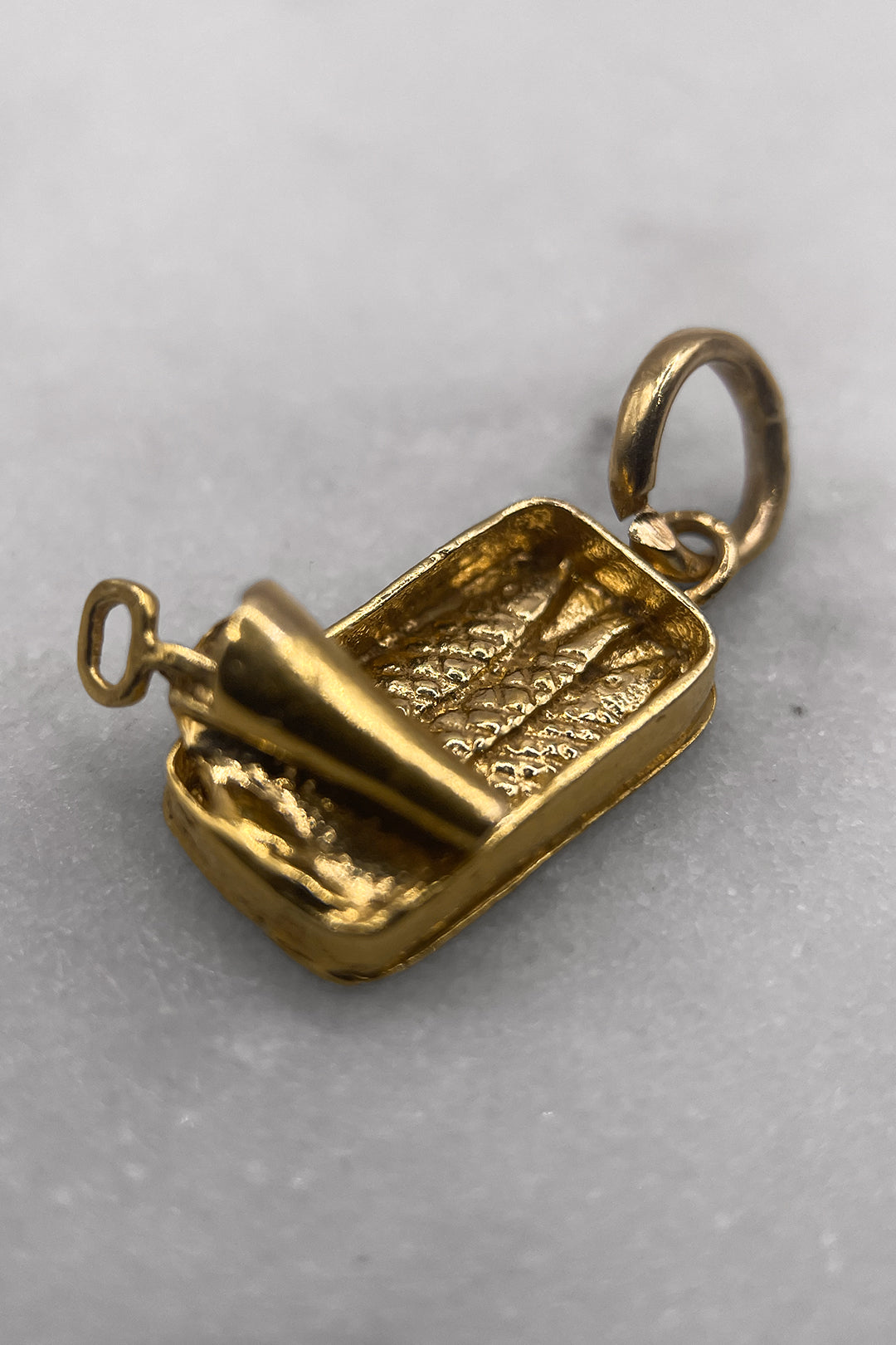 The Golden Sardine Surprise Vintage Charm (375 9ct gold, made in the 1967)