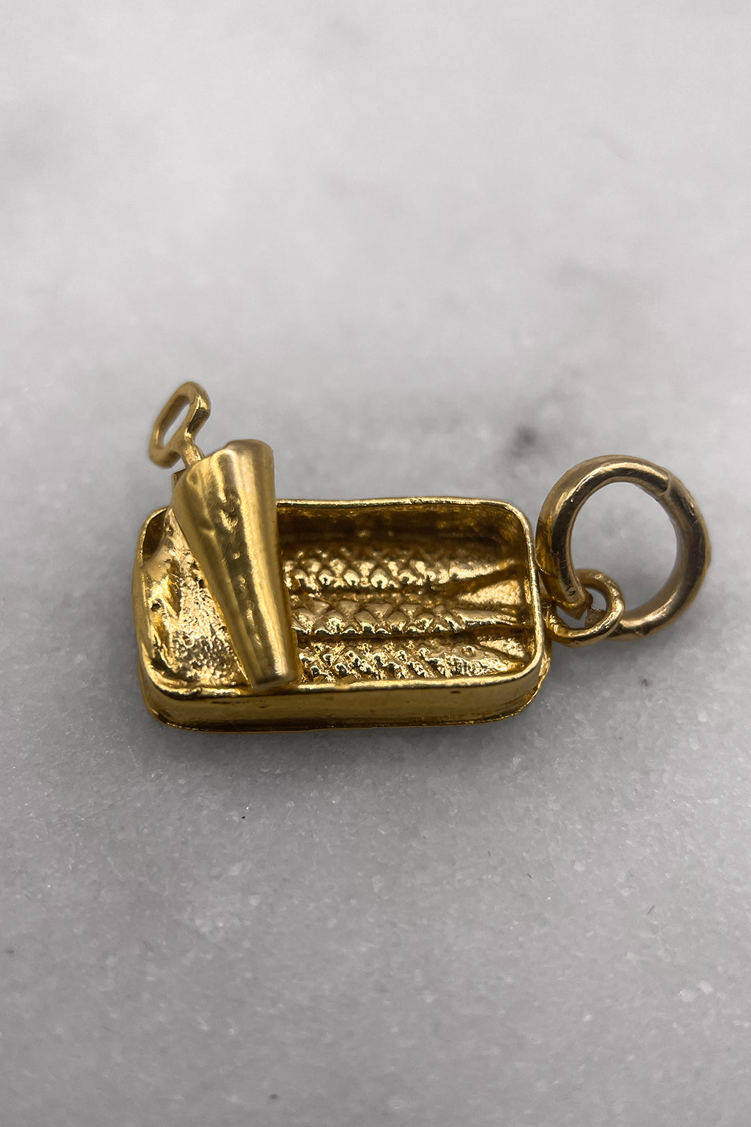 The Golden Sardine Surprise Vintage Charm (375 9ct gold, made in the 1967)