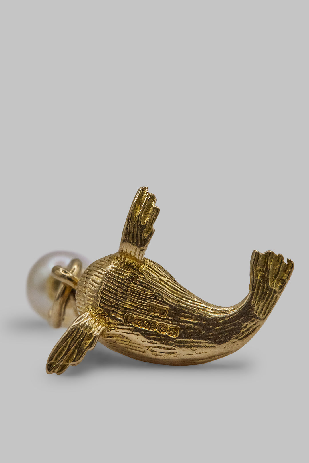 The Pearl Balancing Seal Charm (375 9ct gold, made in 1967)