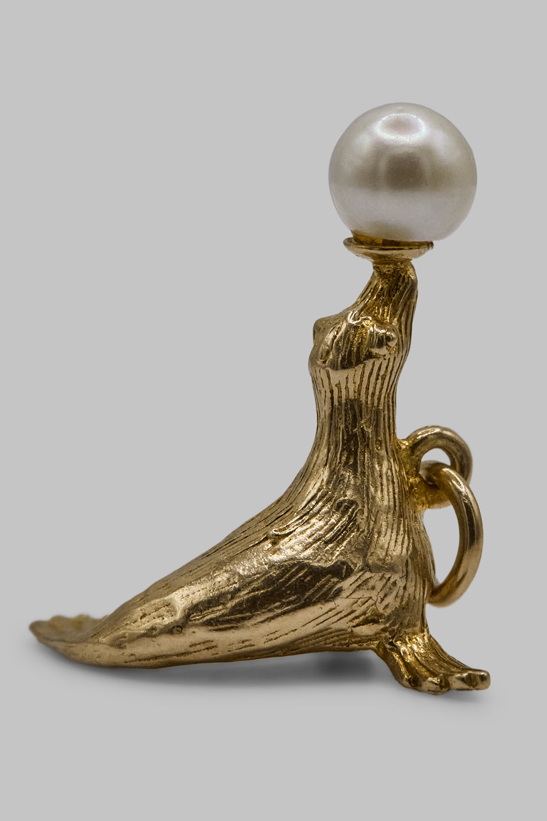 The Pearl Balancing Seal Charm (375 9ct gold, made in 1967)