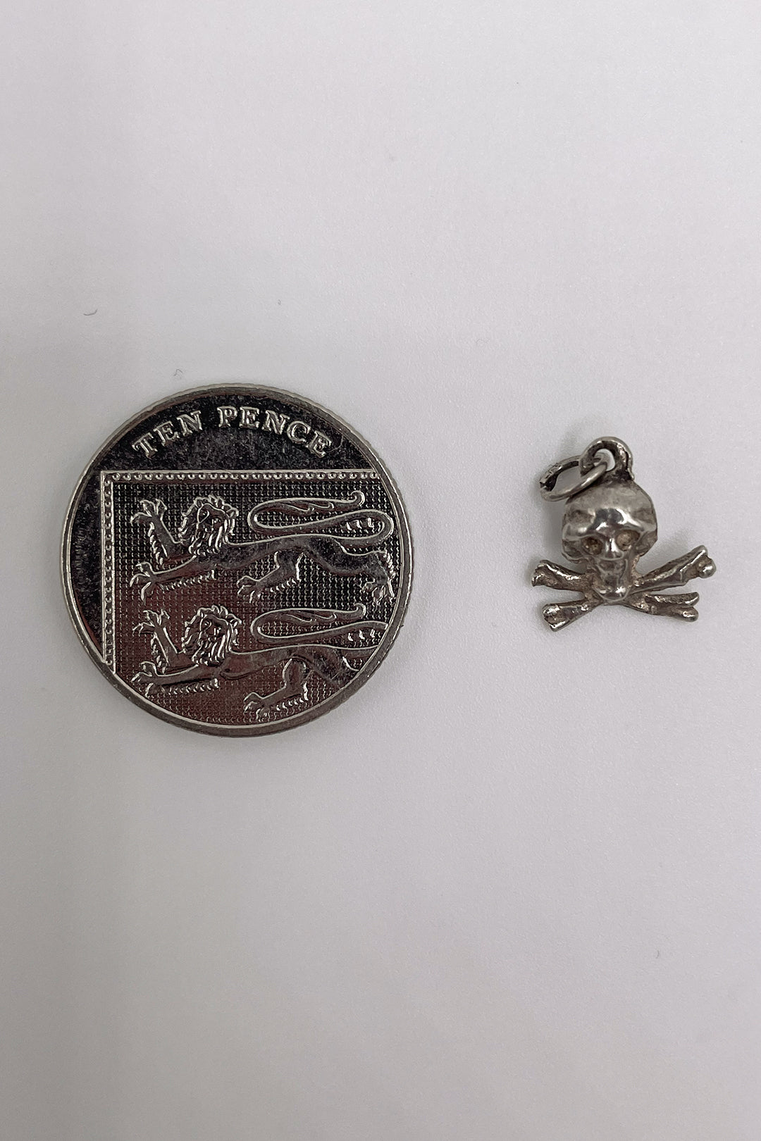 The Jolly Roger of the Pirates Island Vintage Charm (925 Sterling Silver, made circa 1950 - 1970)