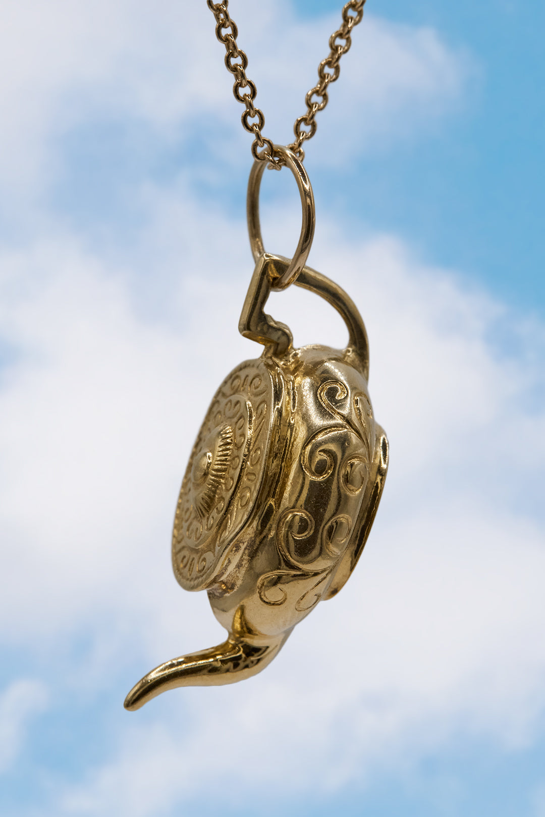 The Enchanted Golden Teapot Charm (375 9ct gold, made in 1977)