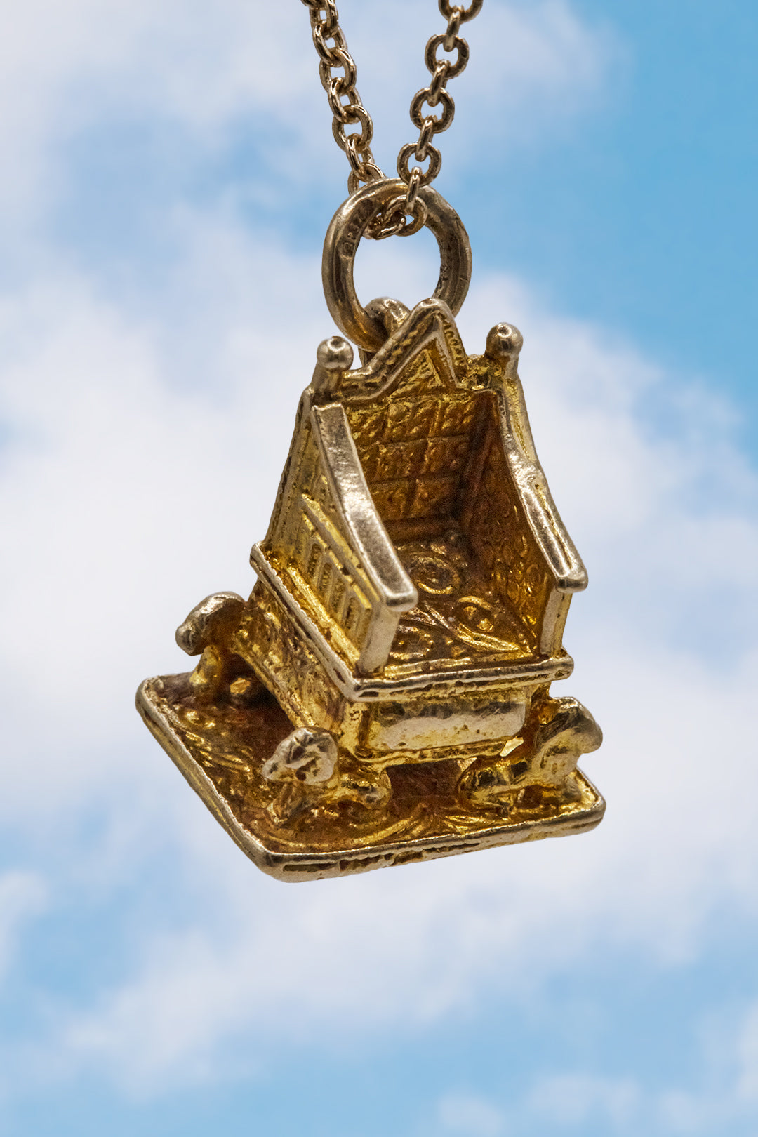 The Majestic Golden Coronation Throne of Elizabeth II (375, 9ct gold made in 1952)