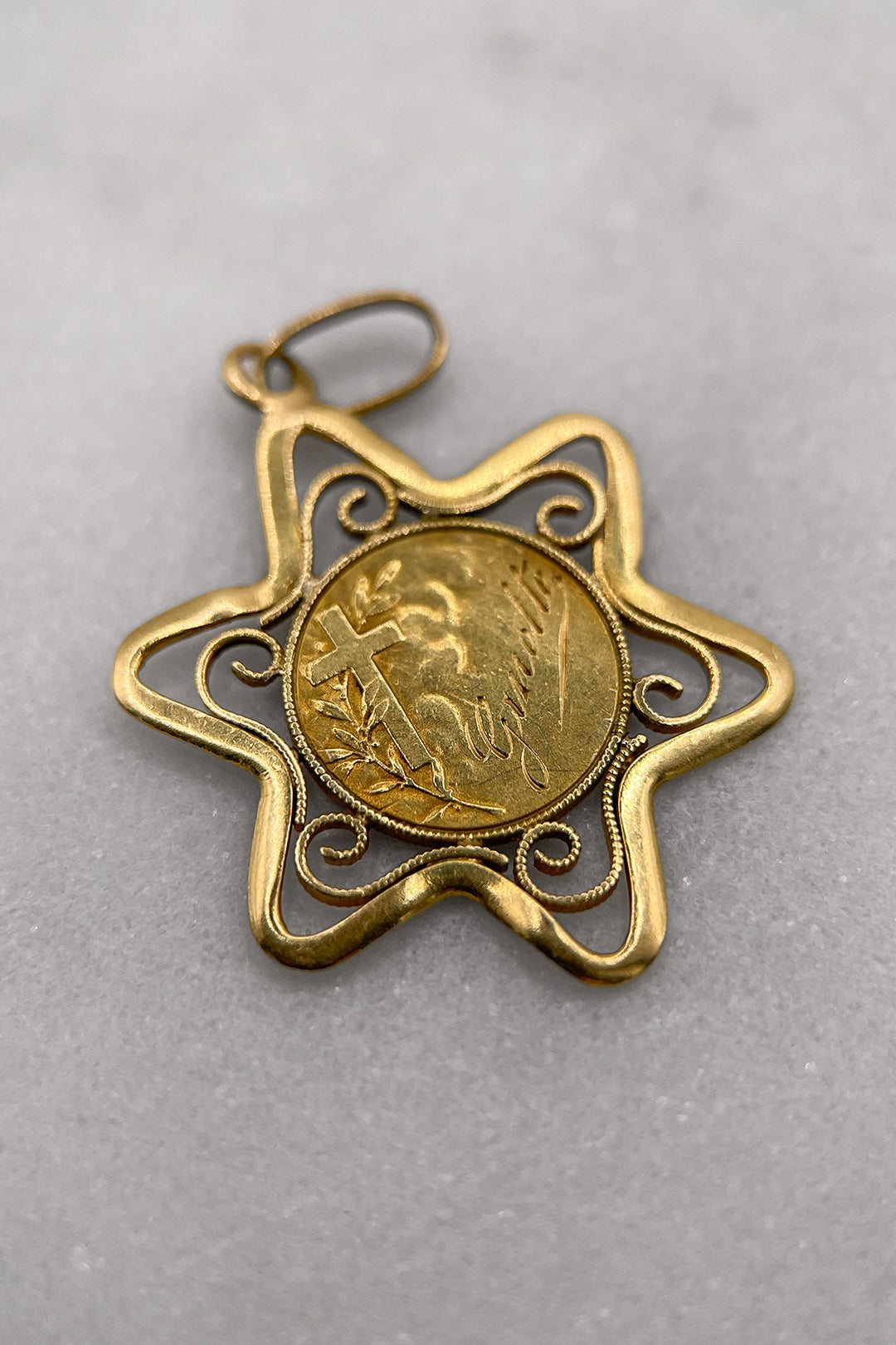 The Cherubs Star of Devotion Charm (375 9ct vintage gold)
