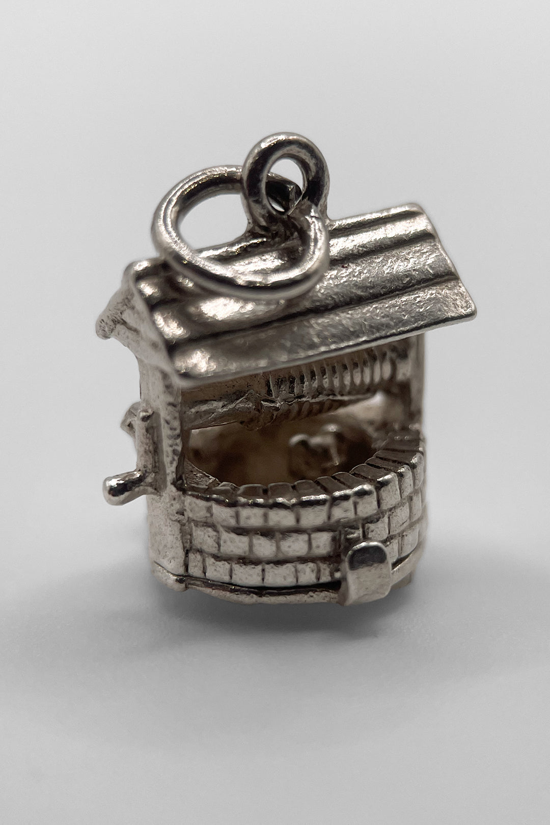 The Sleepy Mother Cats Secret Wishing Well Opening Vintage Charm (925 Sterling Silver made c 1950 - 1970)