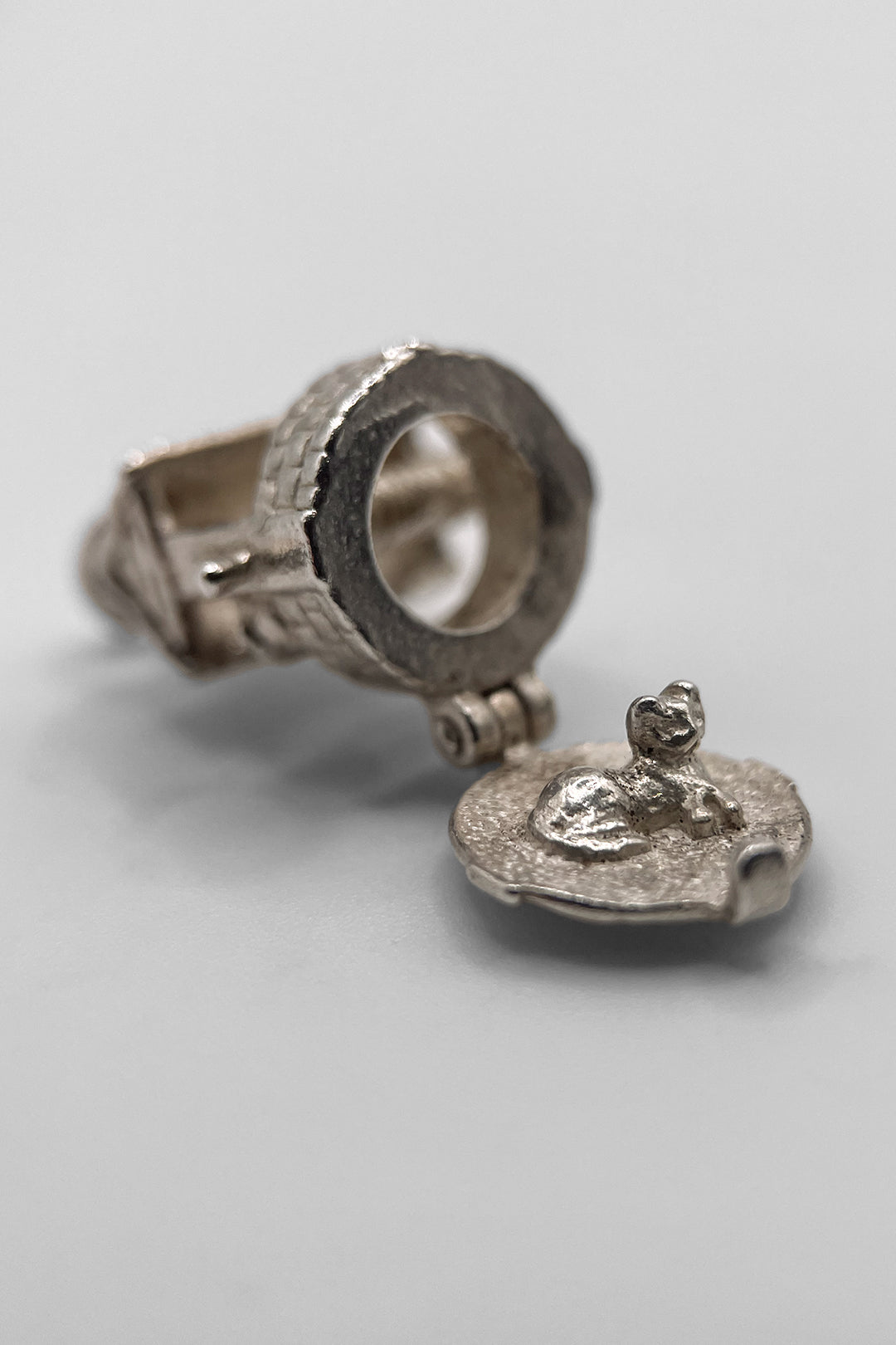 The Sleepy Mother Cats Secret Wishing Well Opening Vintage Charm (925 Sterling Silver made c 1950 - 1970)