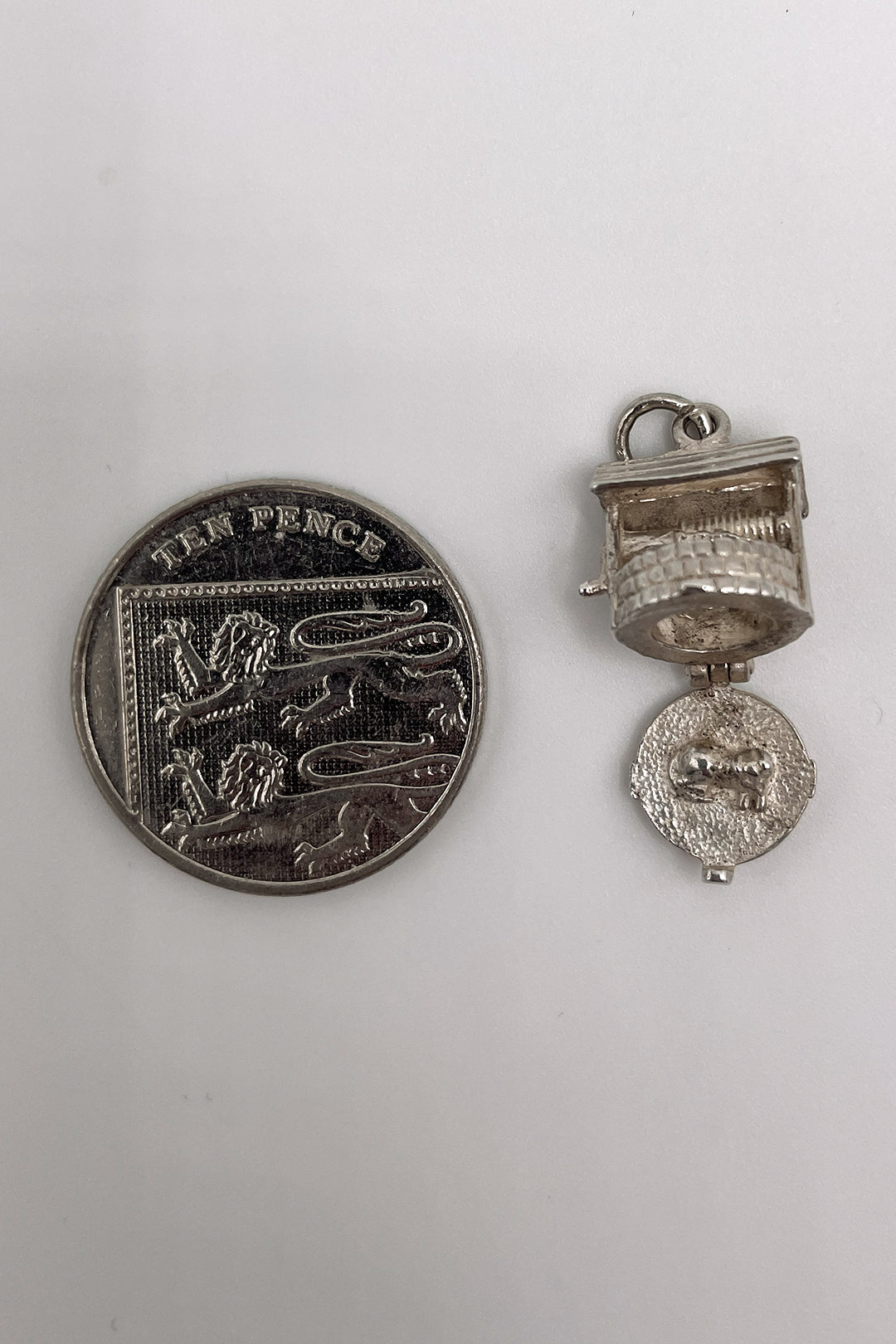 The Sleepy Mother Cats Secret Wishing Well Opening Vintage Charm (925 Sterling Silver made c 1950 - 1970)